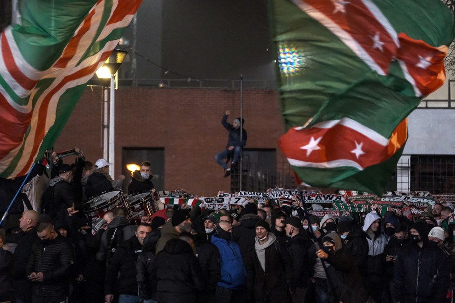 Kibice przed stadionem Legii /Mateusz Marek /PAP