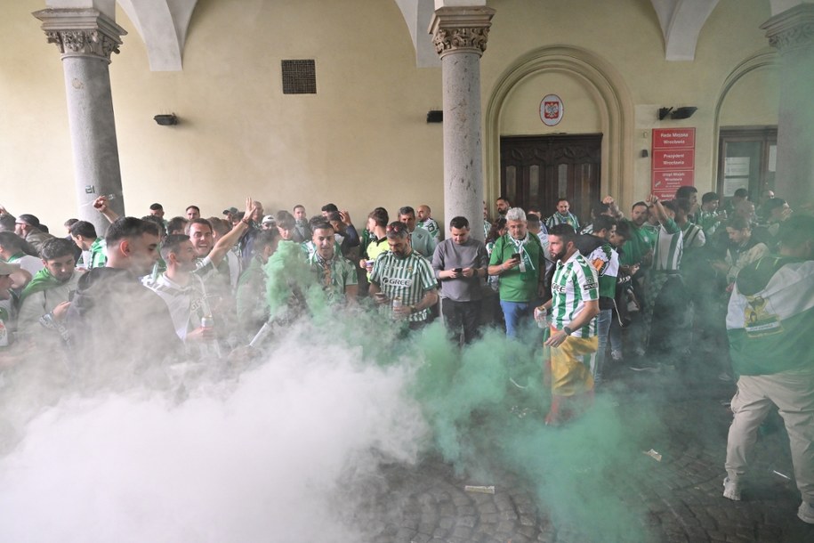 Kibice Realu Betis Sewilla na Rynku we Wrocławiu, po starciu z kibicami Chelsea FC Londyn, przed meczem finałowym piłkarskiej Ligi Konferencji /Maciej Kulczyński /PAP