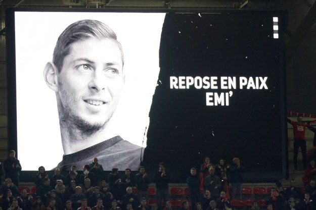 Kibice Rennes oddali hołd argentyńskiemu piłkarzowi /Eddy Lemaistre /PAP/EPA