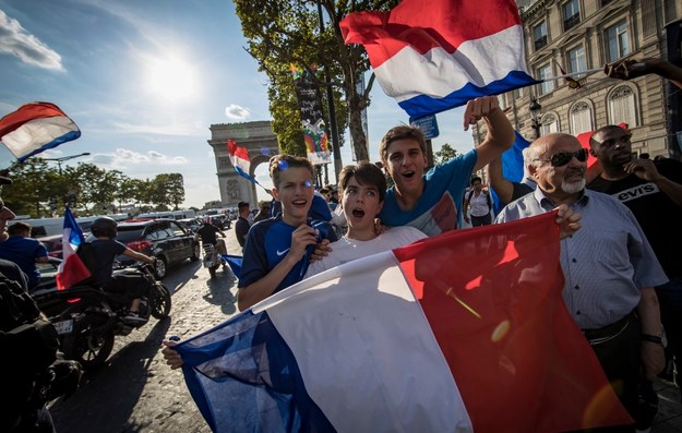 Kibice reprezentacji Francji cieszą się ze zwycięstwa. /IAN LANGSDON /PAP/EPA