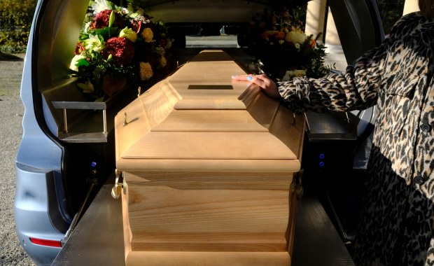 "Kibice są w różnym wieku". Zakład pogrzebowy ma ofertę