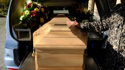 "Kibice są w różnym wieku". Zakład pogrzebowy ma ofertę