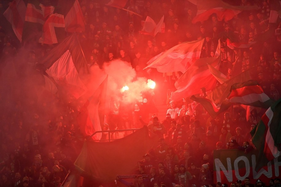 Kibice Śląska Wrocław podczas meczu piłkarskiej Ekstraklasy z Legią Warszawa / 	Maciej Kulczyński    /PAP