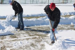 Kibice Stomilu Olsztyn pomogli drużynie i... odśnieżyli boisko