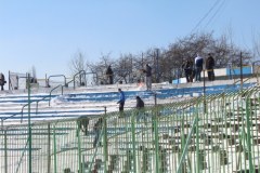 Kibice Stomilu Olsztyn pomogli drużynie i... odśnieżyli boisko