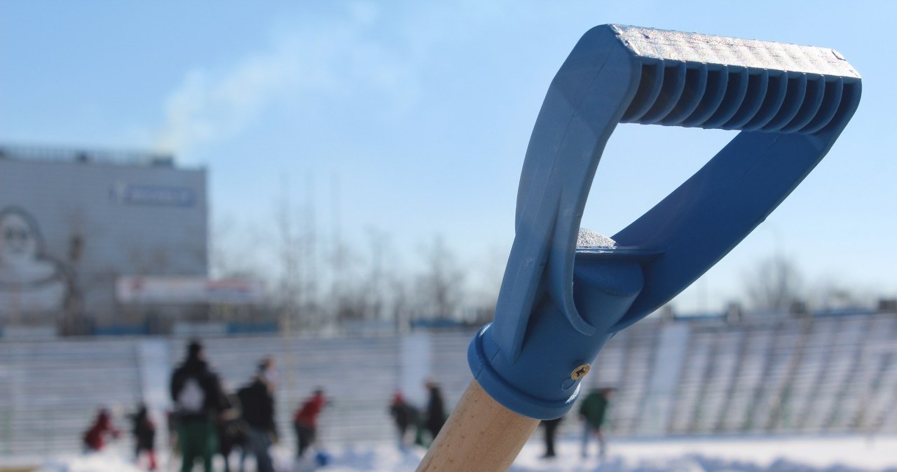 Kibice Stomilu Olsztyn pomogli drużynie i... odśnieżyli boisko
