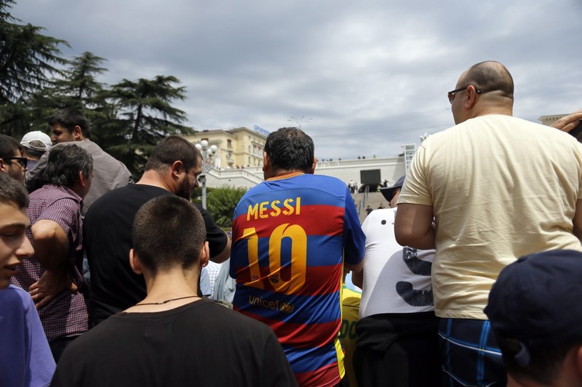 Kibice w Tbilisi czekają na zakup biletów na mecz /PAP/EPA