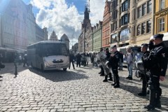 Kibice we Wrocławiu przed meczem finału Ligi Konferencji UEFA. 