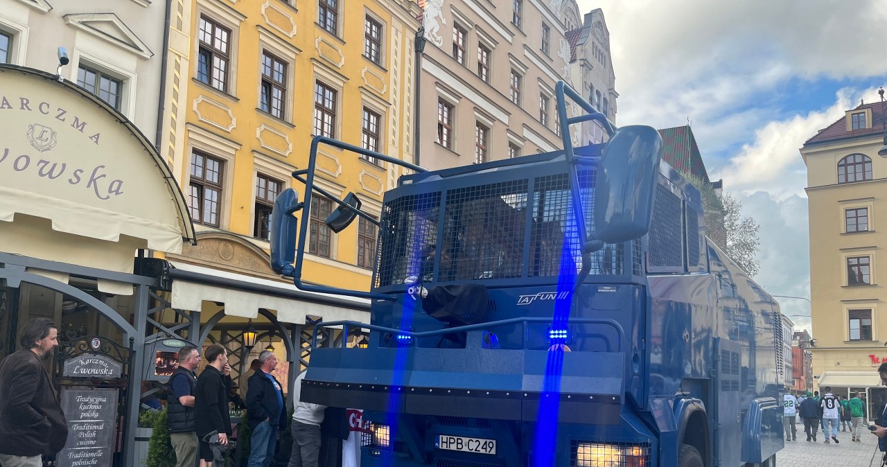 Kibice we Wrocławiu przed meczem finału Ligi Konferencji UEFA. 