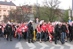 Kibice Widzewa Łódź maszerują przez Kraków