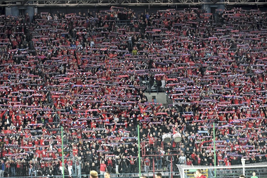 Kibice Wisły Kraków podczas niedzielnego pojedynku z Cracovią. 197. Wielkie Derby Krakowa rozegrane zostały na stadionie przy Reymonta /	Jacek Bednarczyk   /PAP