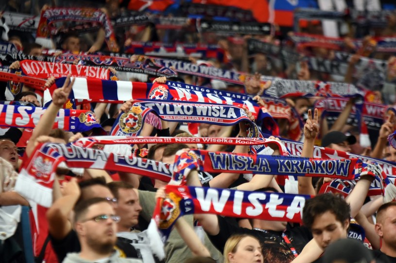Kibice Wisły Kraków z niecierpliwością czekają na to, co stanie się z ich klubem /Marek Lasyk  /East News