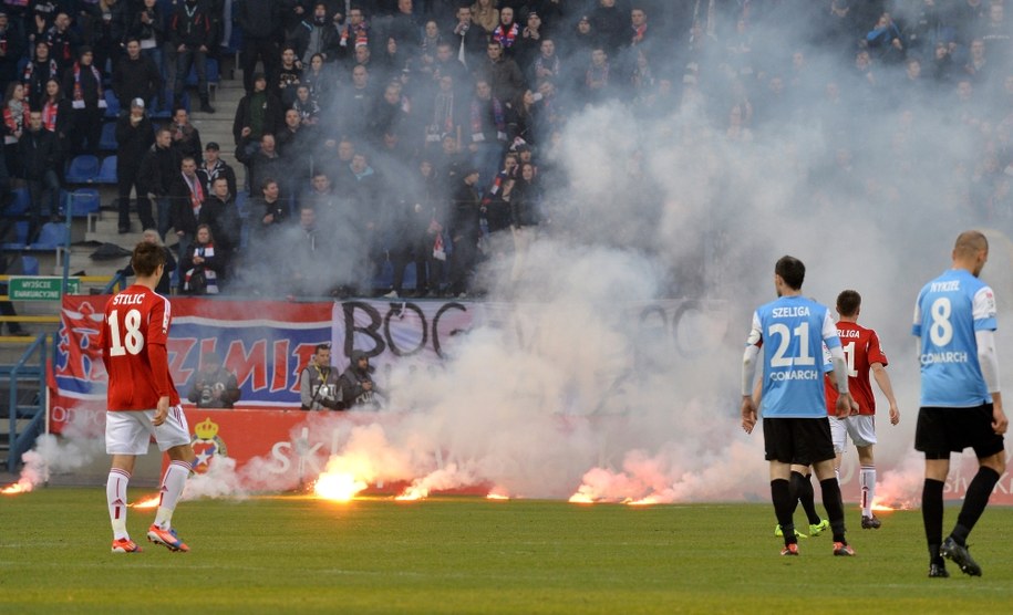 Kibice Wisły rzucają race na boisko podczas derbowego pojedynku z Cracovią /Jacek Bednarczyk /PAP