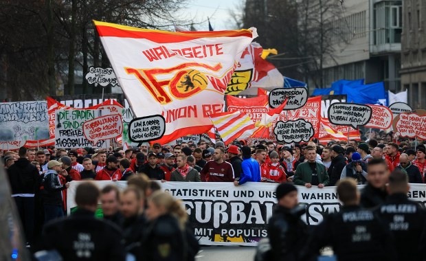 Kibice z całego kraju maszerowali ramię w ramię. Nie chcą zmian na stadionach