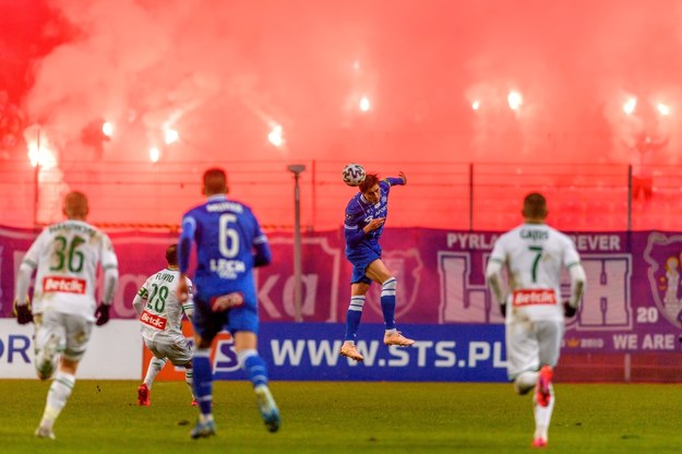 Kibice z Gdańska wrzucali odpalone race na trybunę kibiców gospodarzy /Jakub Kaczmarczyk /PAP