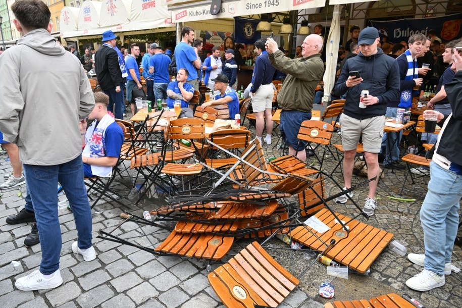 Kibice z Hiszpanii i Anglii demolują centrum Wrocławia /	Jakub Kaczmarczyk   /PAP