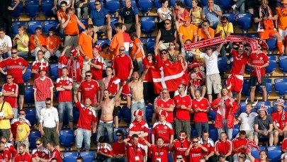 Kibice z Holandii i Danii dopingują piłkarzy