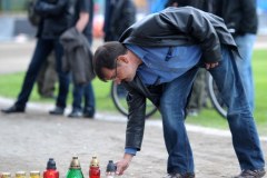 Kibice z Rzeszowa zapalają znicze dla Lee Richardsona