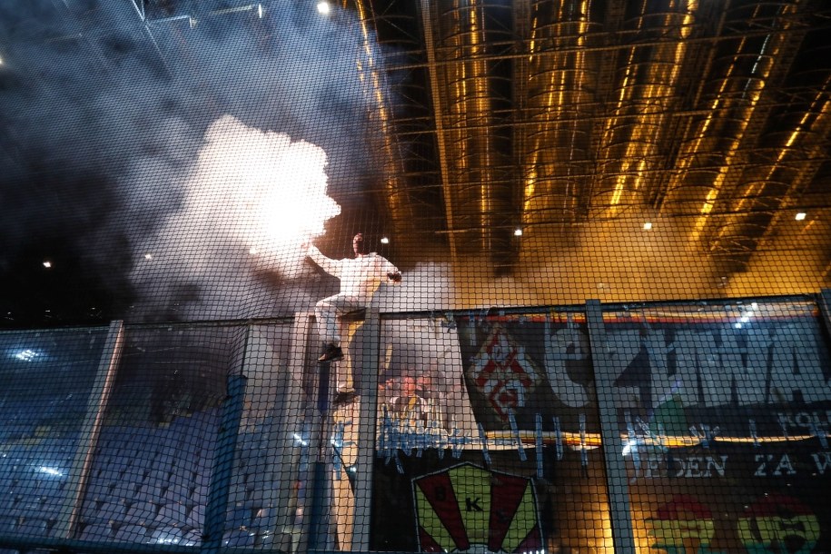 Kibice Zagłębia Sosnowiec odpalili race podczas meczu piłkarskiej Ekstraklasy z Wisłą Kraków /Jan Graczyński /PAP