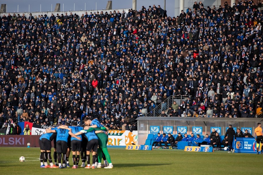 Kibice Zawiszy Bydgoszcz podczas półfinałowego meczu piłkarskiego Pucharu Polski z Górnikiem Zabrze. /Agnieszka Bielecka /PAP