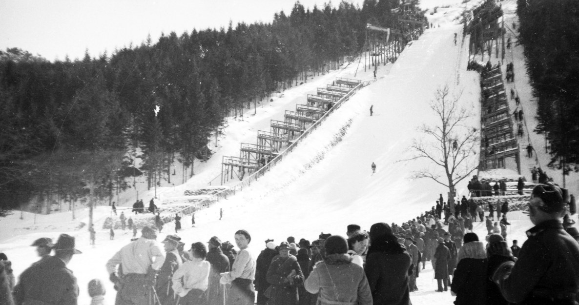 Kibice zebrani pod Wielką Skocznią na Krokwi. Zdjęcie z 1935 roku /Z archiwum Narodowego Archiwum Cyfrowego