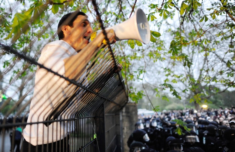 Kibiców próbował uspokoić trener Tayfun Korkut /ALEXANDER KOERNER /PAP/EPA