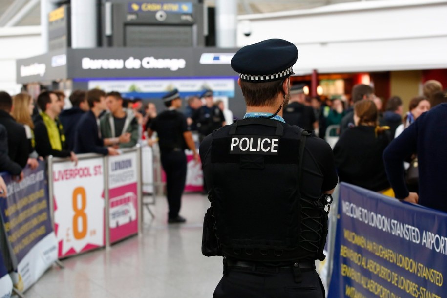 Kibiców zatrzymano na lotnisku Stansted /TAL COHEN /PAP/EPA
