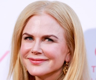 Kidman długo przekonywała, że jej młody wygląd i idealnie gładka skóra twarzy jest zasługą jogi i zdrowej żywności. Nikt nie miał jednak wątpliwości, że wieczną młodość australijska aktorka zawdzięcza medycynie estetycznej.

Dopiero w 2011 roku okrzyknięta królową botoksu gwiazda przyznała się do korzystania z zabiegów. Dziś ma odwagę głośno mówić, że straciła przez to mimikę twarzy, tak ważną w jej zawodzie. W końcu postanowiła zrezygnować z zastrzyków i pozwolić na to, żeby czas zrobił swoje.

"Nigdy nie poddałam się operacji plastycznej, ale na moje nieszczęście przez jakiś czas stosowałam botoks. Skończyłam już z tym i w końcu moja twarz zaczęła się znów poruszać" - zdradziła Kidman w rozmowie z włoską gazetą "La Repubblica" i dodała, że już nigdy nie zamierza robić zastrzyków.