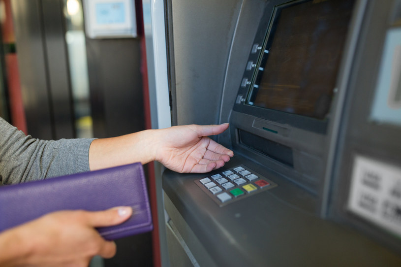 Kiedy bankomat nie oddaje karty, najlepiej ją zastrzec /123RF/PICSEL