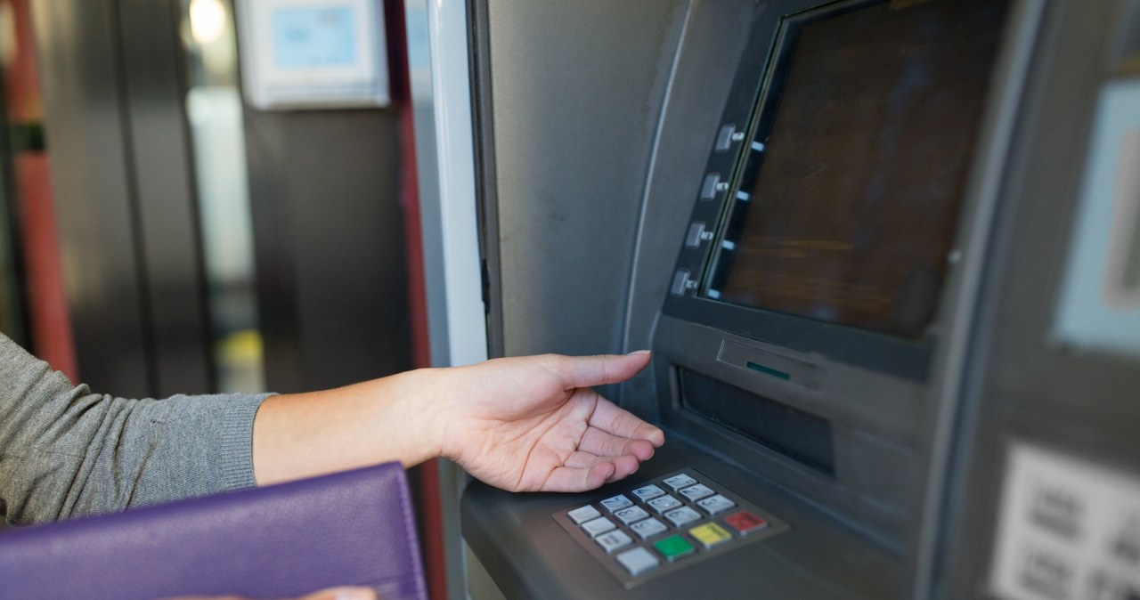 Kiedy bankomat nie oddaje karty, najlepiej ją zastrzec /123RF/PICSEL