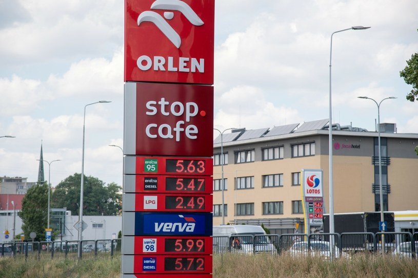 Kiedy ceny paliw na stacjach spadną? /Wojciech Strozyk/ /Reporter
