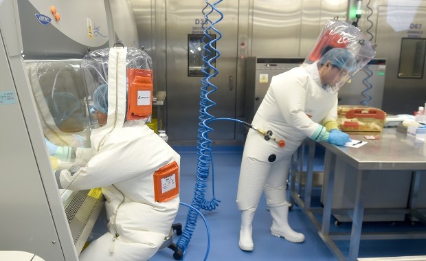 Kiedy chorzy najbardziej zakażają koronawirusem?