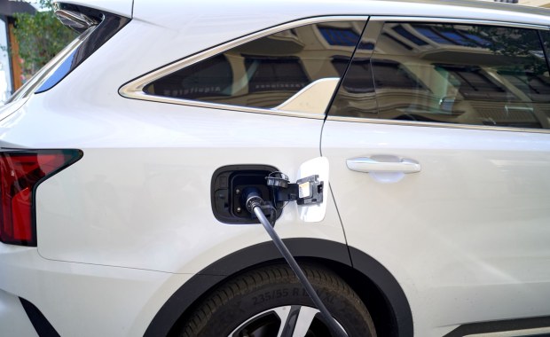 Kiedy hybryda plug-in staje się droższa od czystej benzyny? Oszczędność w PHEV