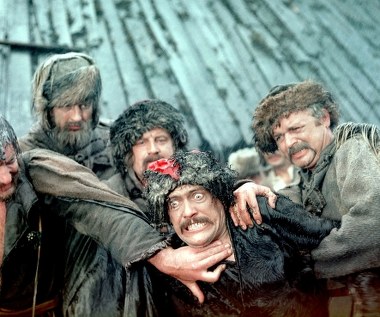 Kiedy Jerzy Hoffman przystępował do kręcenia "Pana Wołodyjowskiego", wcale nie było pewne, że przypadnie mu szansa ekranizacji całej Trylogii. Bynajmniej nie dlatego, że kinematografii nie było na to stać. Echa wydarzeń Marca '68 i rozpętanej w PRL-u antysemickiej nagonki dotknęły także ekipę "Wołodyjowskiego". Ich przejawem było choćby powierzenie reżyserii serialu "Przygody pana Michała" - na planie filmu i w niemal identycznej obsadzie - innemu reżyserowi. Więcej, w trakcie zdjęć w Chęcinach, które udawały Kamieniec Podolski, Hoffmanowi wręcz zasugerowano wyjazd z Polski. 

Reżyser zgodził się na emigrację, pod warunkiem jednak, że celem będzie Moskwa, ale inni członkowie ekipy, operator Jerzy Lipman i Jakub Goldberg, drugi reżyser, wyjechali na Zachód. Tam również udał się Aleksander Ford, który pierwotnie miał realizować "Potop".