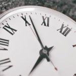 Kiedy jest zmiana czasu na zimowy w 2025 r.? Czy to się dalej opłaca? 