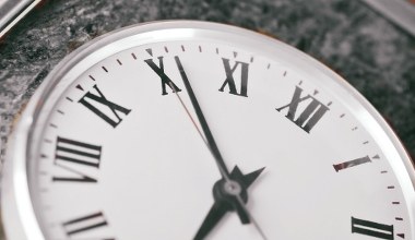 Kiedy jest zmiana czasu na zimowy w 2025 r.? Czy to się dalej opłaca? 