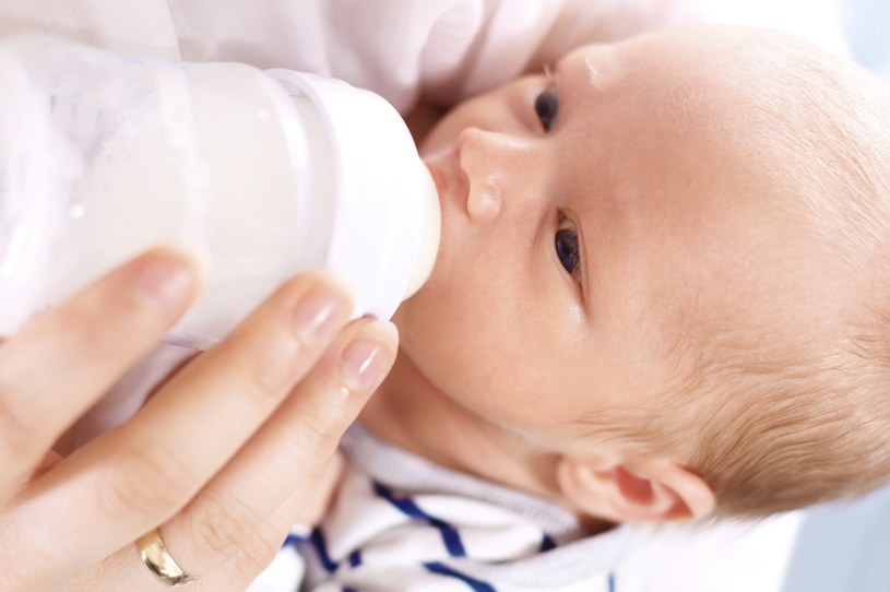 Kiedy karmienie piersią nie jest możliwe, dziecku podaje się odpowiednio dopasowane mleko modyfikowane /123RF/PICSEL