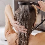 Kiedy lepiej brać prysznic? Odpowiedź może cię zaskoczyć