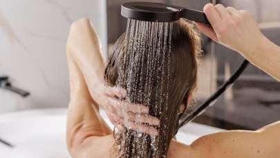 Kiedy lepiej brać prysznic? Odpowiedź może cię zaskoczyć