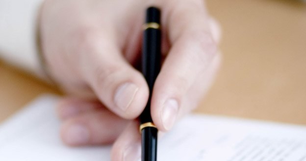 Kiedy młodzi ludzie szukają pracy, z reguły myślą o umowie o pracę /&copy; Bauer