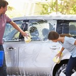 Kiedy można myć auto przed domem? Za niewiedzę grozi 500 zł mandatu