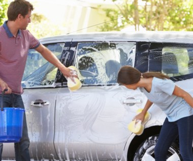 Kiedy można myć auto przed domem? Za niewiedzę grozi 500 zł mandatu