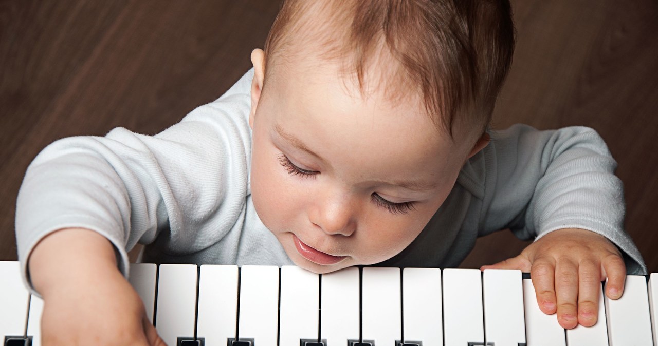 Kiedy muzyka jest częścią twojego życia, twój maluch najprawdopodobniej będzie mówić szybciej /123RF/PICSEL