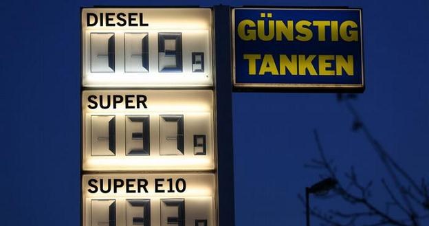Kiedy najlepiej tankować paliwo w Niemczech? /Deutsche Welle