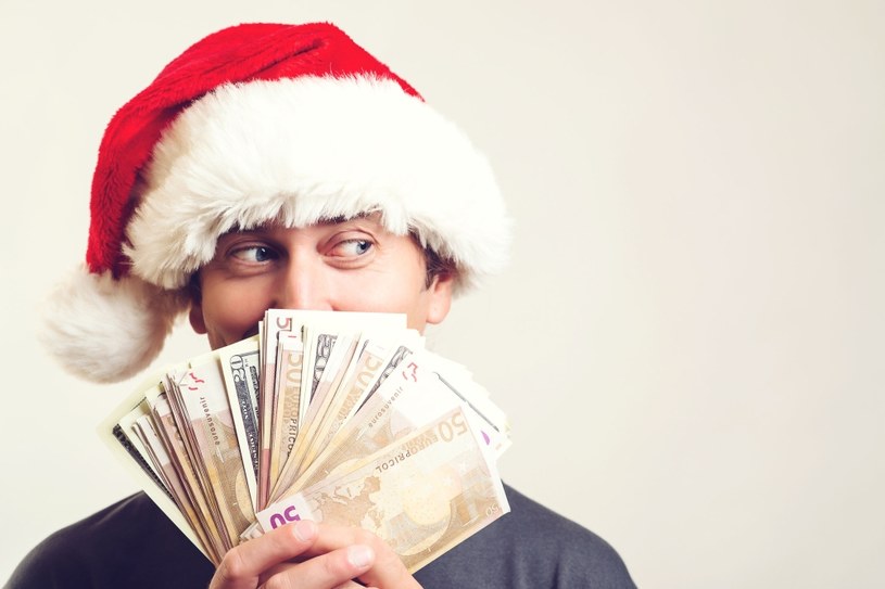 Kiedy nie trzeba płacić podatku od świątecznych nagród? /123RF/PICSEL
