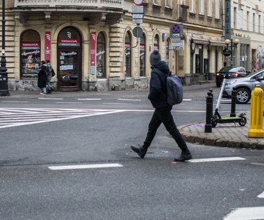 Kiedy pieszy ma pierwszeństwo poza przejściem? Nie słuchajcie obiegowych opinii