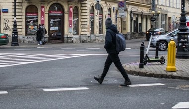 Kiedy pieszy ma pierwszeństwo poza przejściem? Nie słuchajcie obiegowych opinii