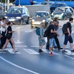 Kiedy pieszy nie musi korzystać z przejścia. Te przepisy zaskakują kierowców