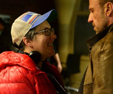 - Kiedy po raz pierwszy usłyszałam o historii Krystiana Bali nie mogłam w nią uwierzyć. A potem nie potrafiłam już o niej zapomnieć. Z jednej strony jest to prawdziwa opowieść o realnych, żywych ludziach, którzy do dziś mieszkają gdzieś we Wrocławiu. Z drugiej strony to zaskakująca, nasycona pożądaniem i brutalnością przypowieść, skonstruowana jak mistrzowski thriller psychologiczny. Przeplatają się w niej: miłość, zdrada, morderstwo i niepohamowana ambicja, które pchają akcję do przodu, nie pozostawiając żadnych mielizn i słabych punktów. Od samego początku zadajemy sobie pytanie, czy Krystian jest mordercą, czy też stał się ofiarą własnej ambicji i nieszczęśliwego splotu okoliczności – dodaje Adamik.