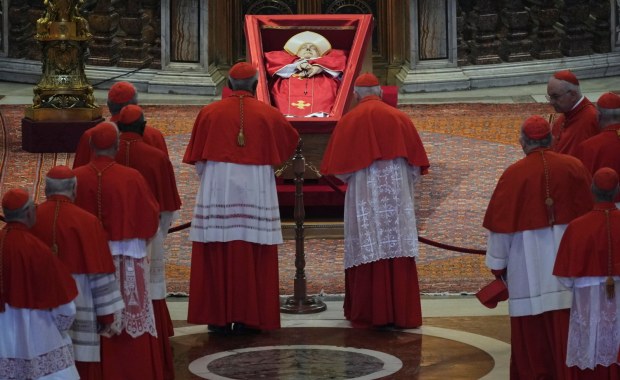 Kiedy początek konklawe? Kardynałowie wskazują tę datę